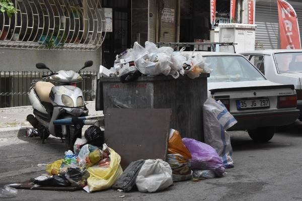 İzmir çöplüğe döndü! 'Her yer leş gibi çöp kokuyor, belediye 2 gündür çöpleri toplamıyor'