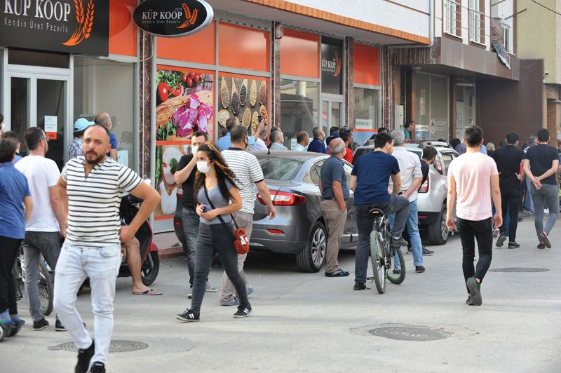 Bursa'da sosyal mesafeyi unutup film gibi yangını izlediler