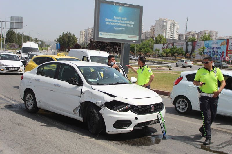 Antalya'da tuhaf olay kazaya koşanlar sürücüyü donmuş halde buldu