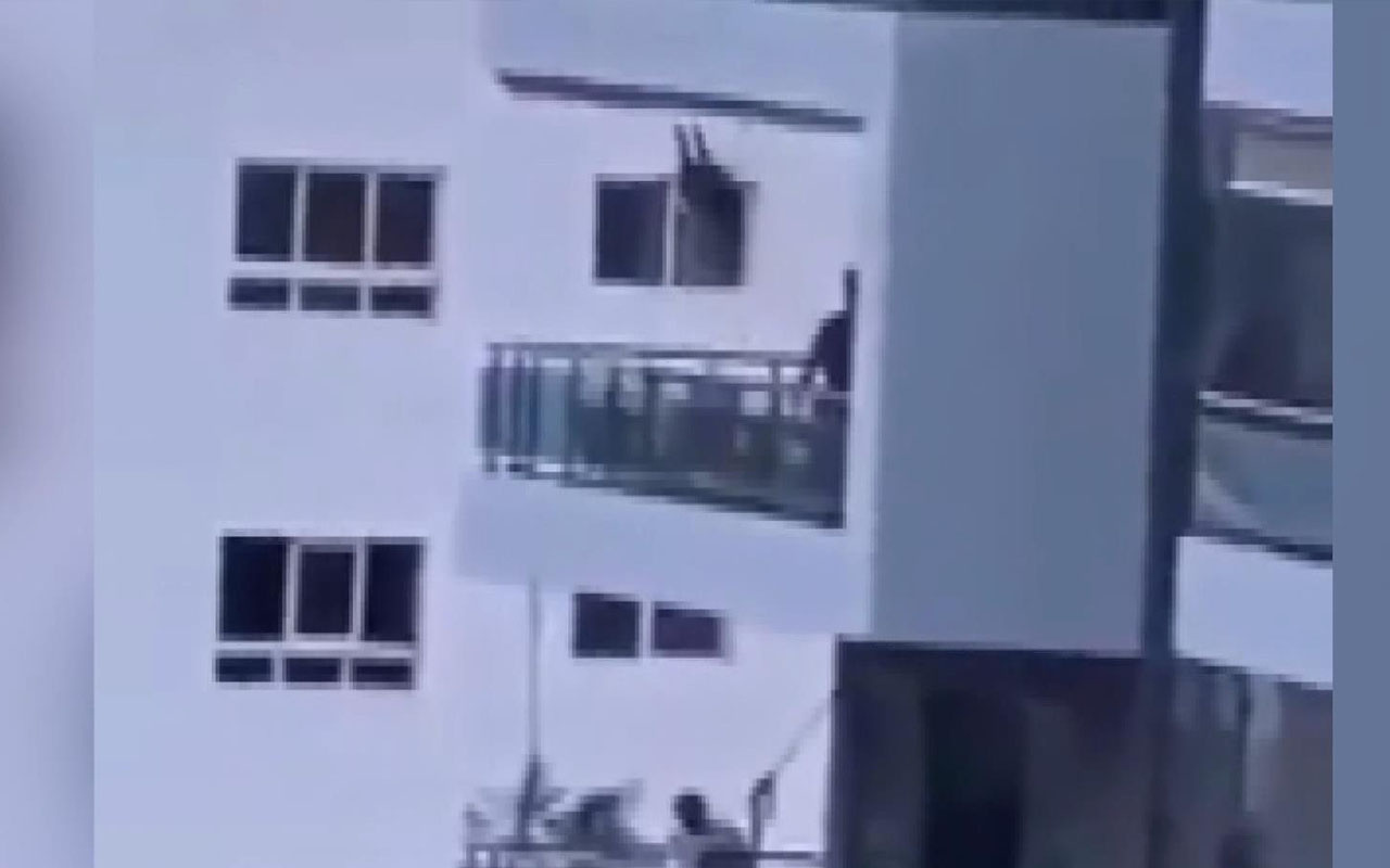 Tepki çeken görüntü! Çocuğuna 8'inci kattaki balkona salıncak kurdu