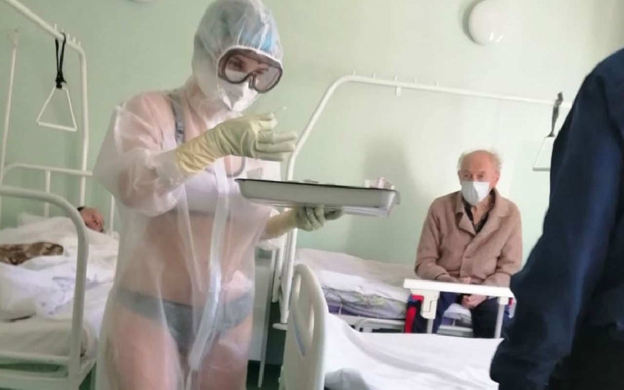 Rusya'da salgın hastanesinde bikiniyle hastaları tedavi eden hemşire olay oldu