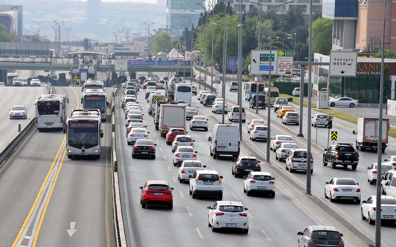 İstanbul’da kısıtlamanın sona ermesinin ardından Altuniza'de de trafik kilitlendi