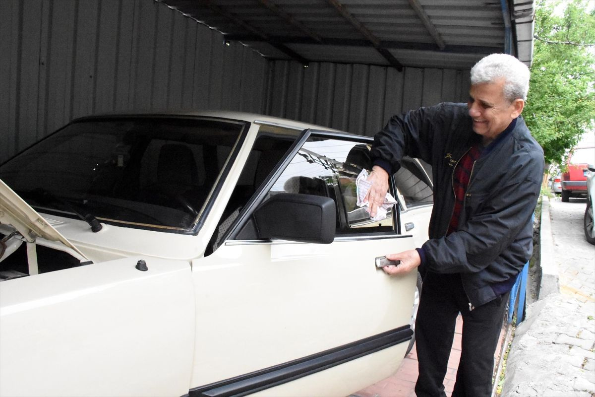 Zonguldak'ta 'Allah benden ayırmasın' dediği otomobiline 40 yıldır gözü gibi bakıyor