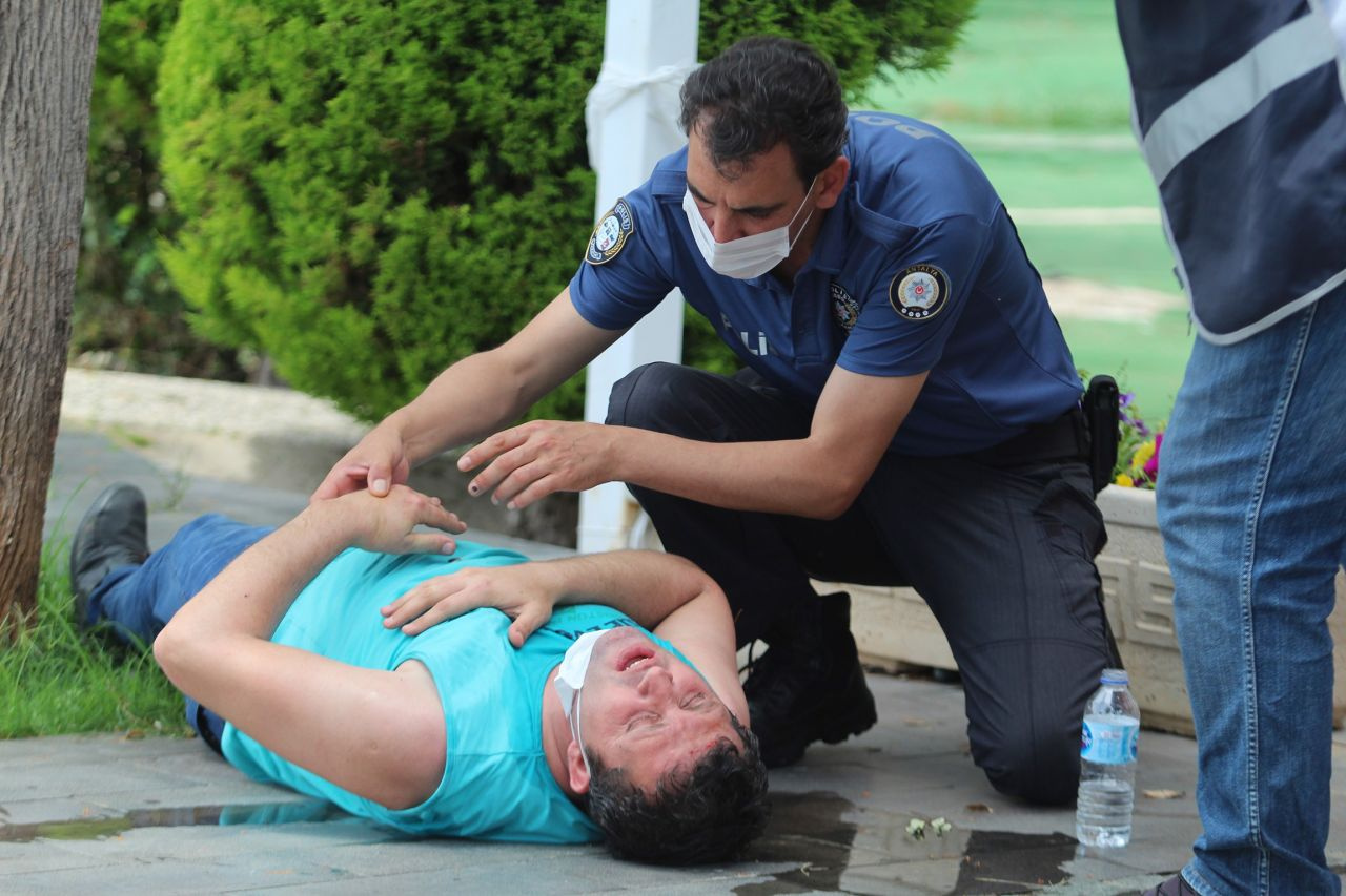 Antalya'da fenalaşıp başını yere çarptı polis bir an olsun yanından ayrılmadı