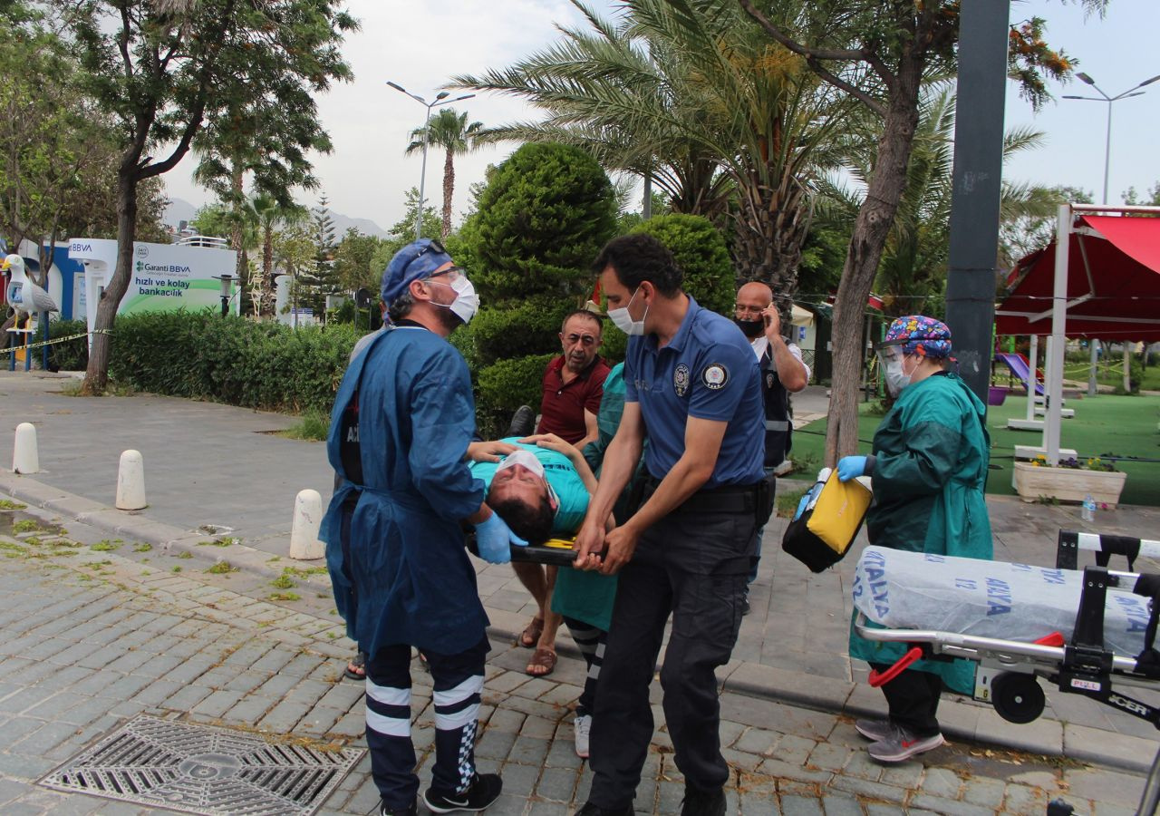 Antalya'da fenalaşıp başını yere çarptı polis bir an olsun yanından ayrılmadı