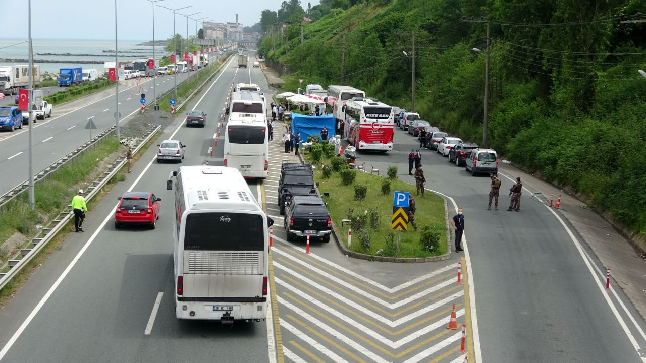 Rize’ye 2 günde 9 bine yakın çay üreticisi geldi! Kilometrelerce kuyruk oluştu