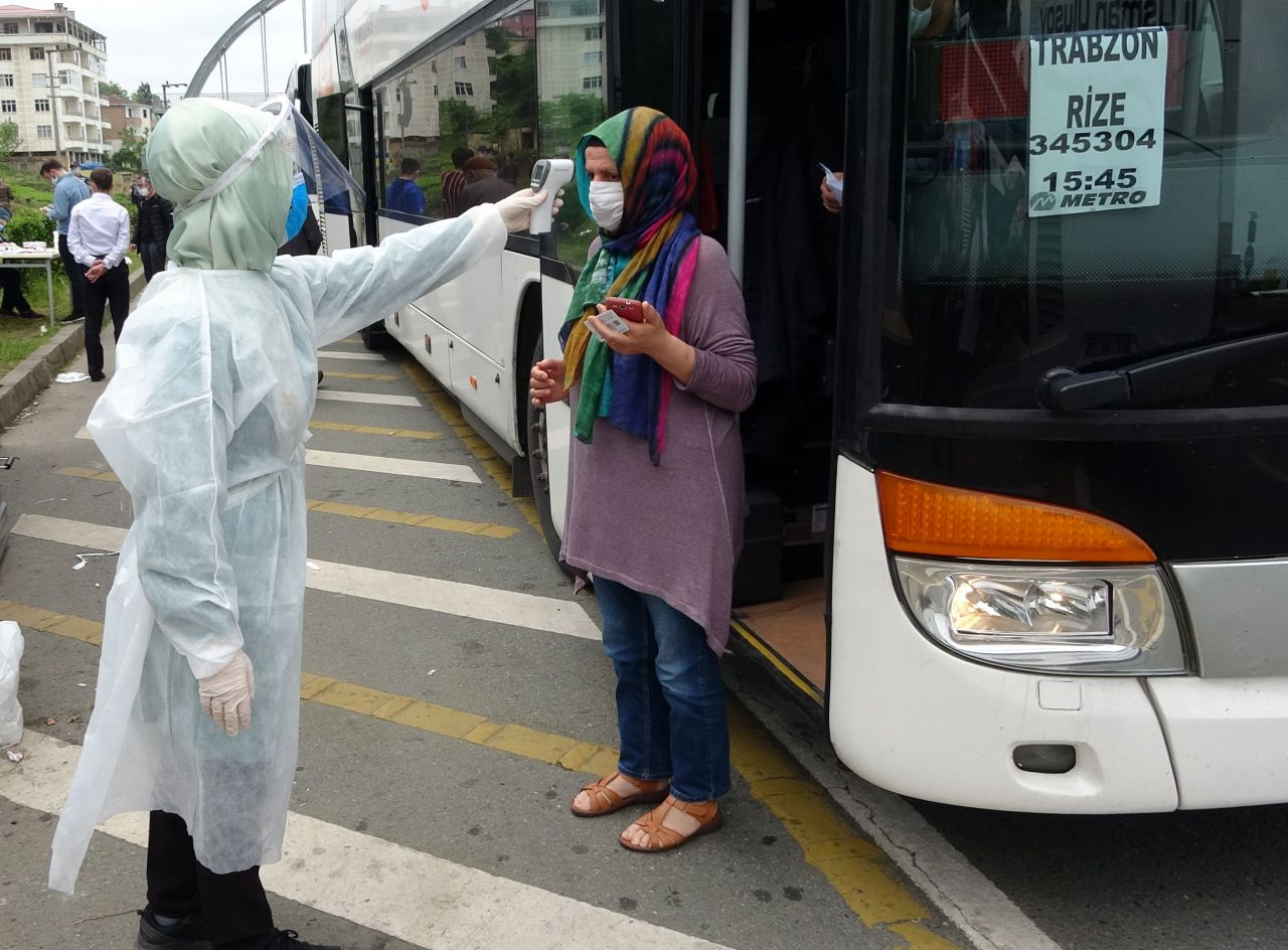 Rize’ye 2 günde 9 bine yakın çay üreticisi geldi! Kilometrelerce kuyruk oluştu