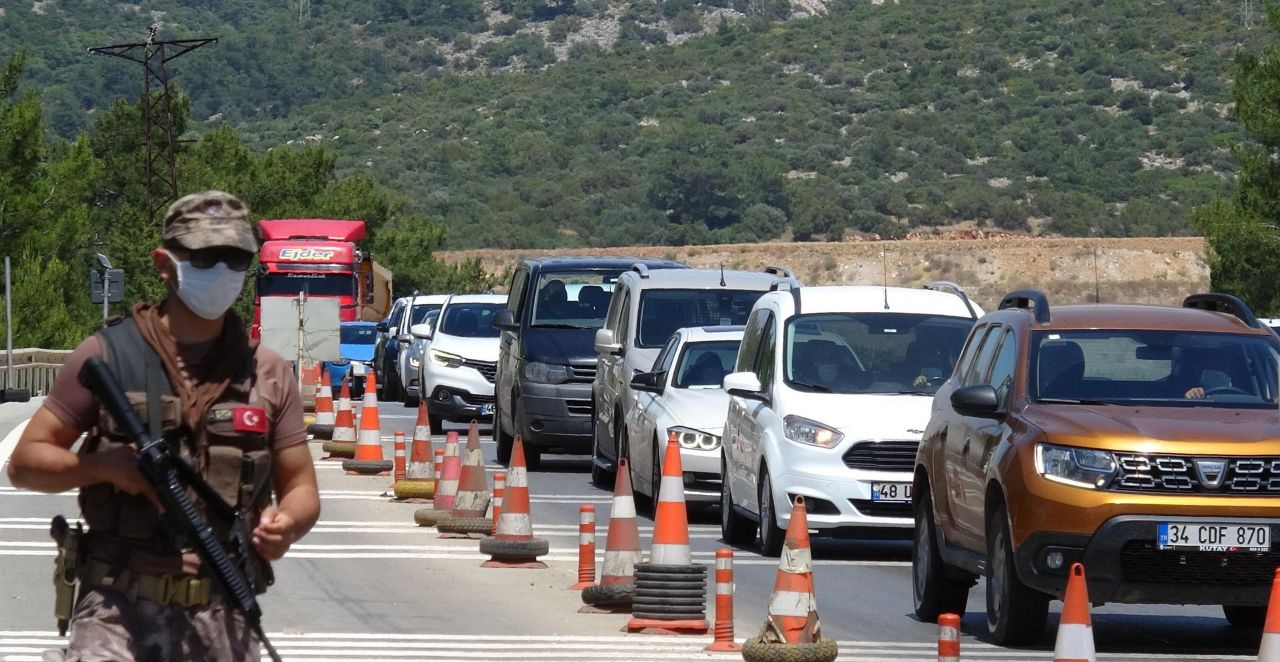 Muğla Bodrum'a bayram yasağı öncesi tatilci akını