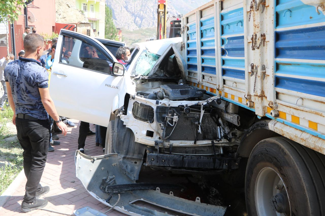 Hakkari'de kaza yerinde sosyal mesafe uyarısında bulunan polis ekiplerine saldırı
