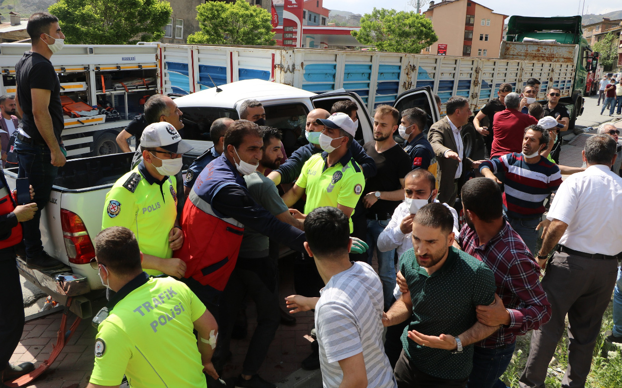 Hakkari'de kaza yerinde sosyal mesafe uyarısında bulunan polis ekiplerine saldırı