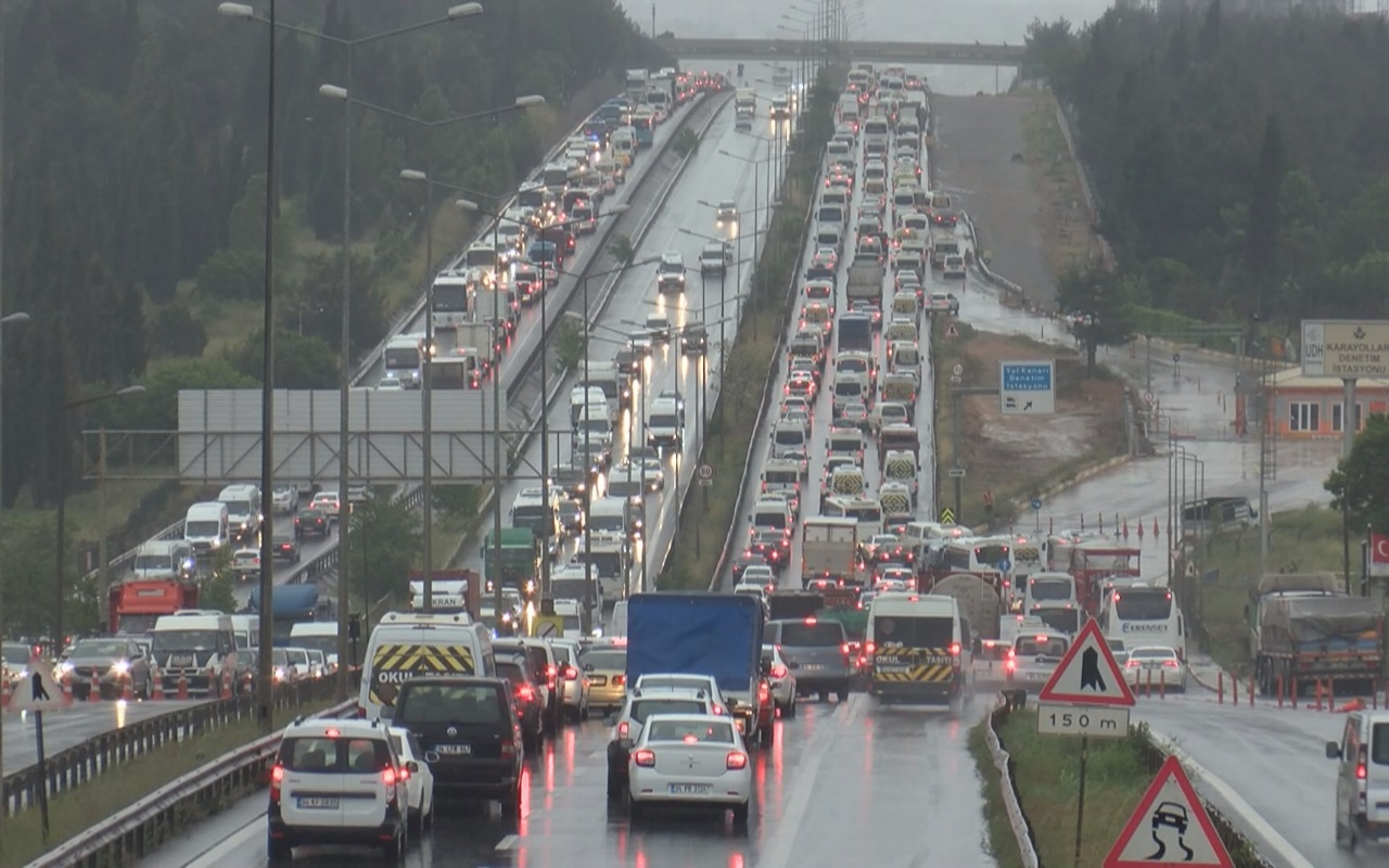 İstanbul'un çıkışında 65 yaş üstü yoğunluğu!