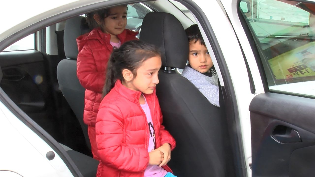 Esenyurt'ta otomobilde bırakılan ve korkudan ağlayan çocukları polis sakinleştirdi