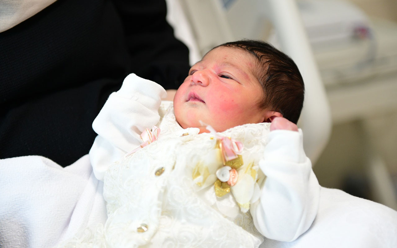 Sağlık Bakanı Fahrettin Koca paylaştı! Başakşehir Çam ve Sakura Hastanesi’nde ilk bebek doğdu