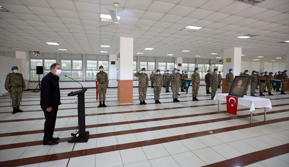 Milli Savunma Bakanı Hulusi Akar ve TSK'nın komuta kademesinden sınır hattında bayram