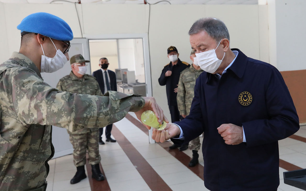 Milli Savunma Bakanı Hulusi Akar ve TSK'nın komuta kademesinden sınır hattında bayram