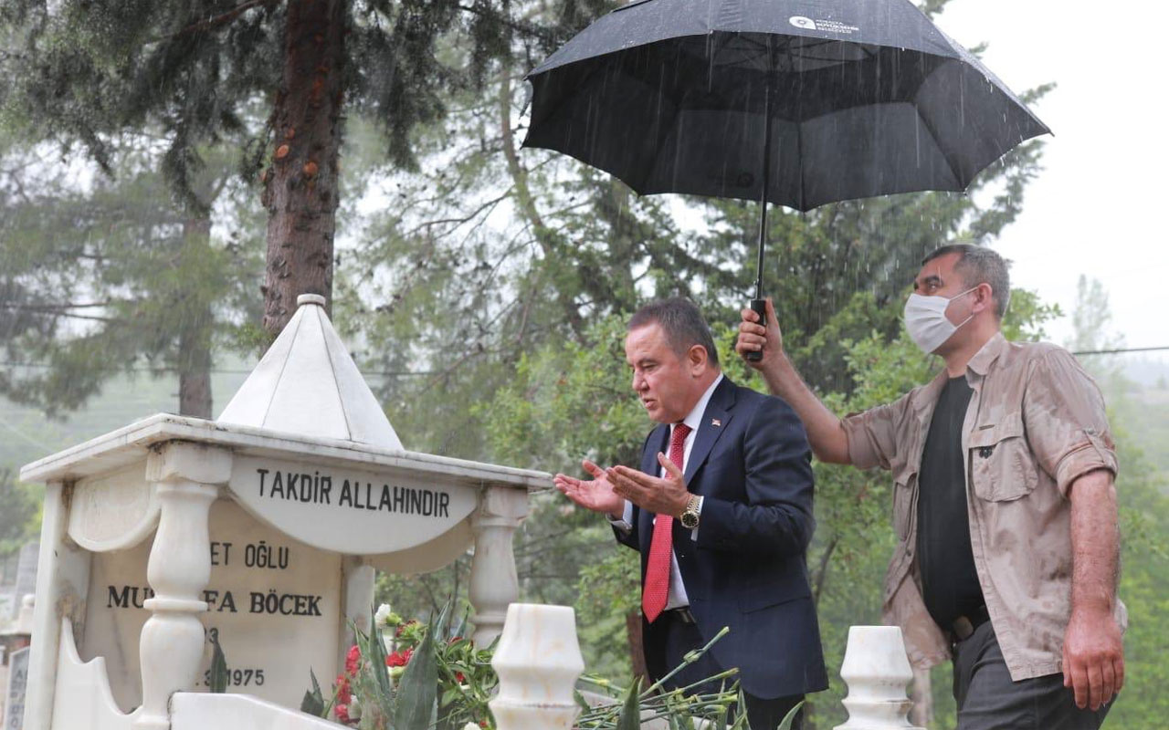 Antalya Büyükşehir Belediye Başkanı Muhittin Böcek'in tepki çeken mezarlık ziyareti