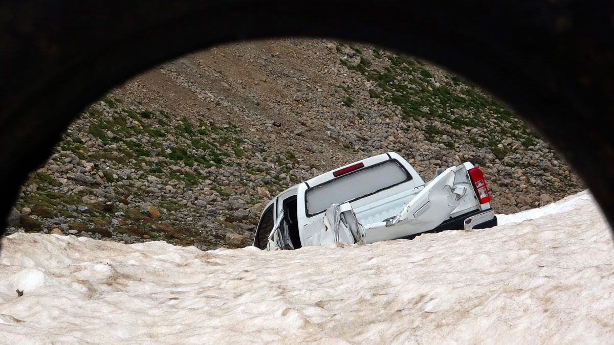 Van'da 42 kişinin öldüğü çığ faciasında kar altında kalan araçlar ortaya çıktı
