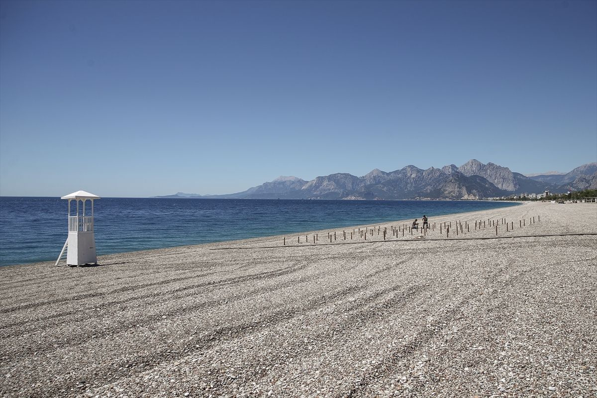 Antalya'nın dünyaca ünlü plajında deniz keyfi sosyal mesafeli olacak