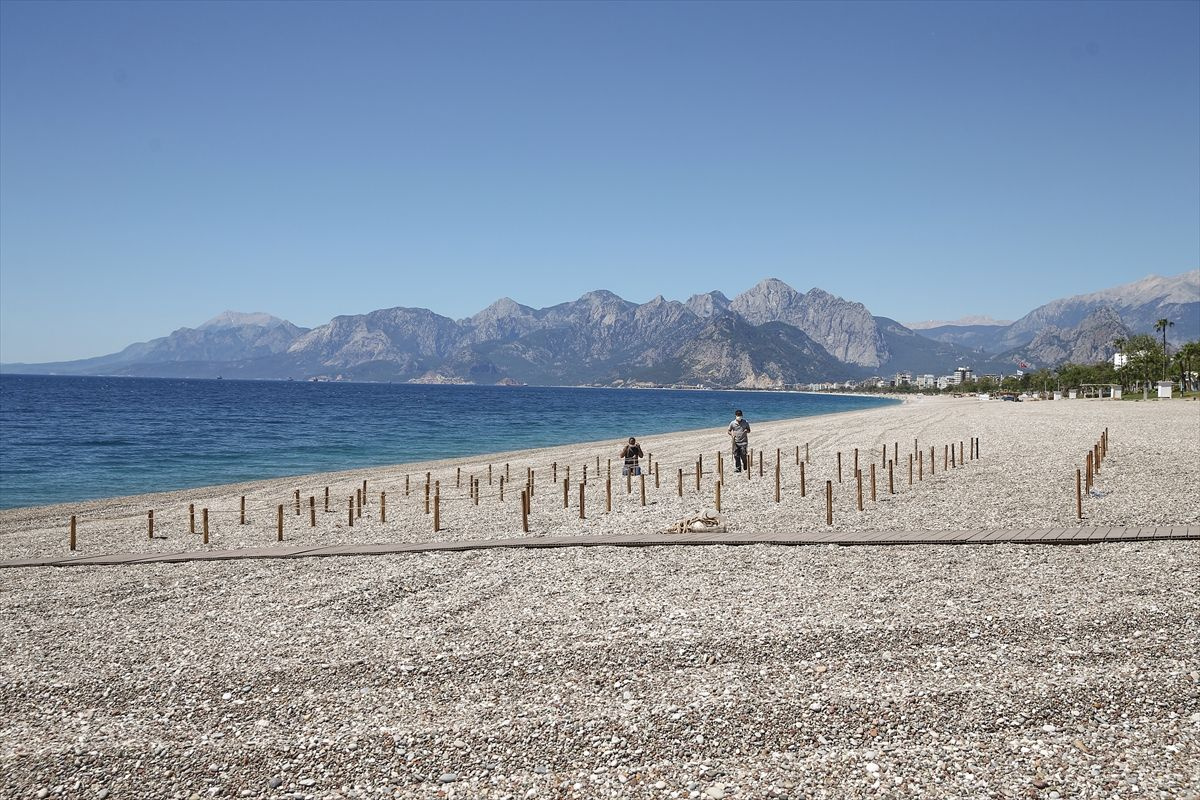 Antalya'nın dünyaca ünlü plajında deniz keyfi sosyal mesafeli olacak