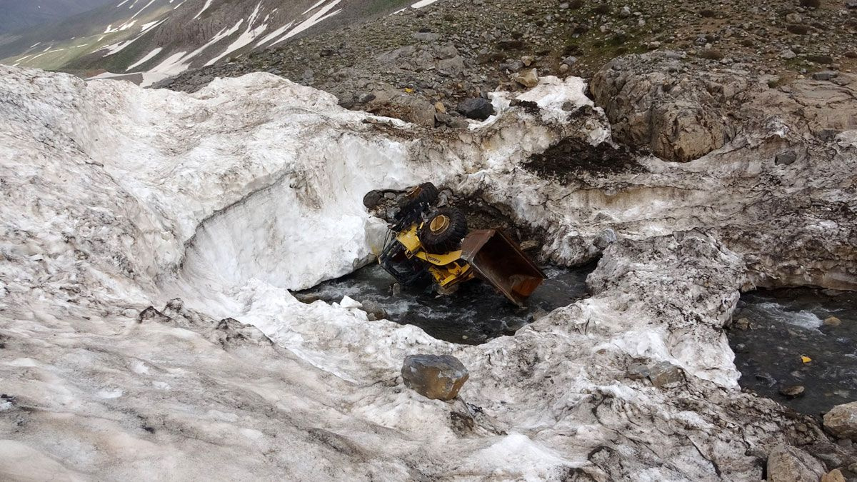 Van'da 42 kişinin öldüğü çığ faciasında kar altında kalan araçlar ortaya çıktı
