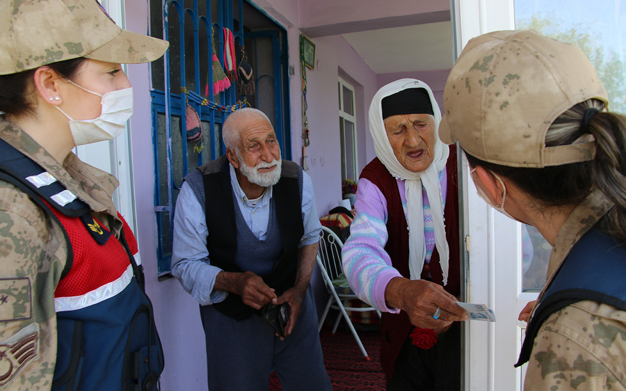 Elazığ'da 65 yıllık evli çiftin jandarma ile bayram harçlığı diyaloğu gülümsetti