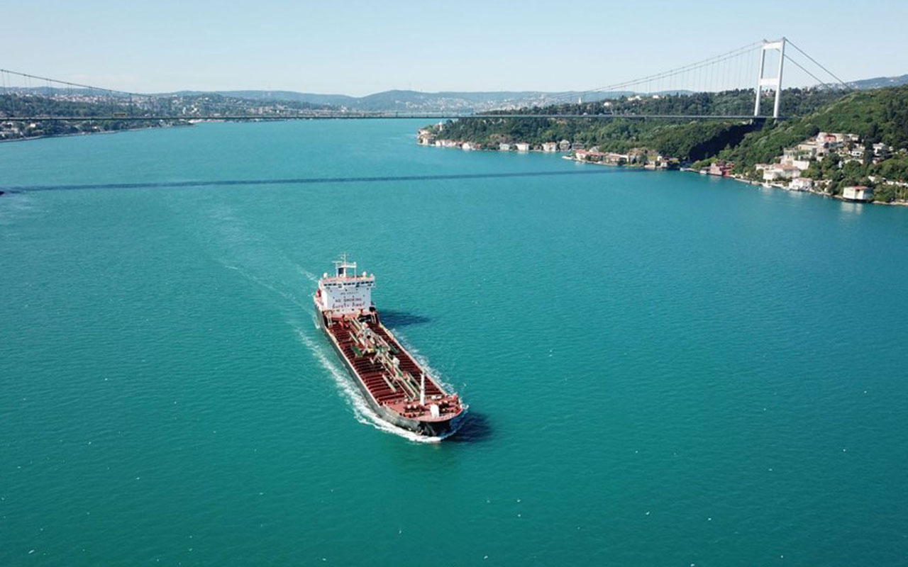 İstanbul Boğazı'nın rengi değişti turkuaza büründü