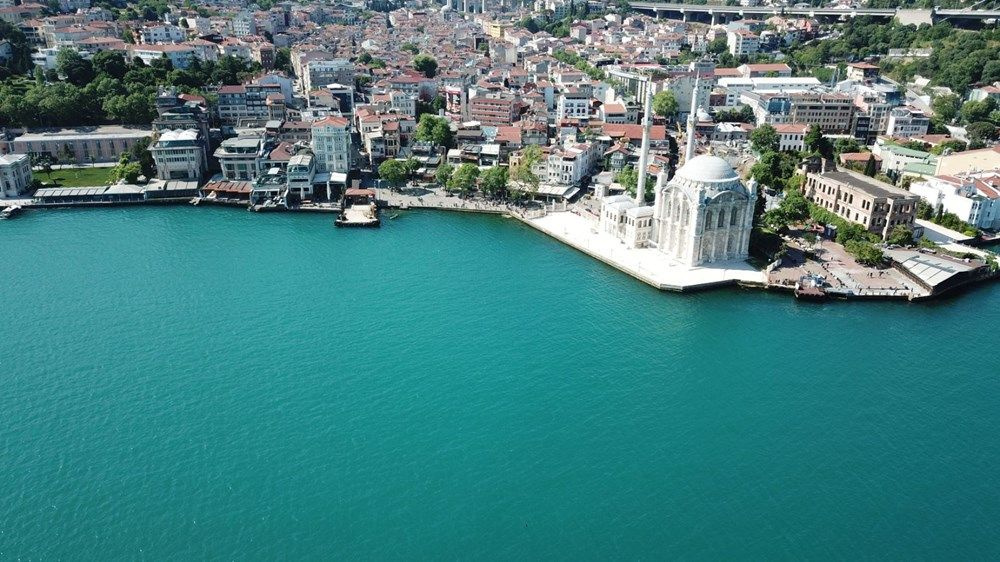 İstanbul Boğazı'nın rengi değişti turkuaza büründü