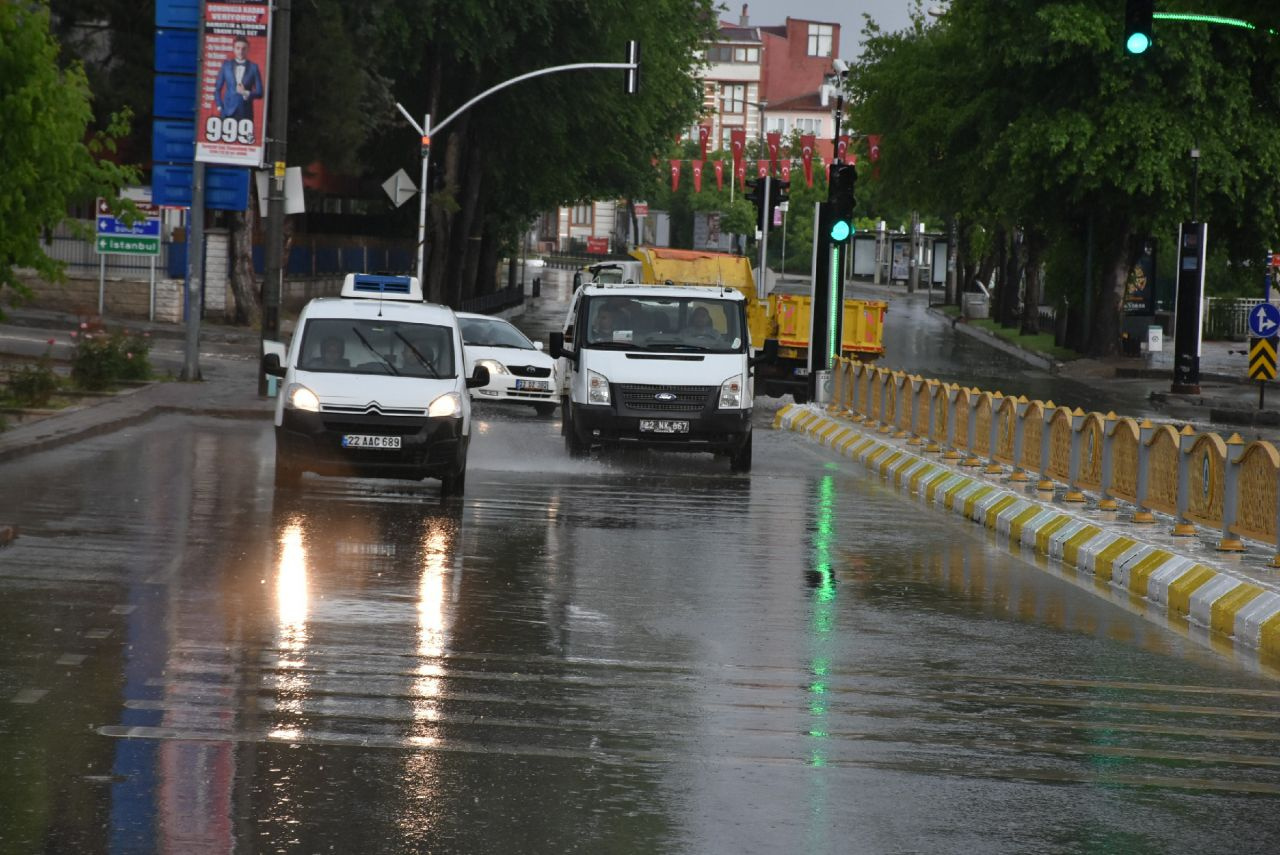 Edirne'yi vuran sağanak sokakları göle çevirdi