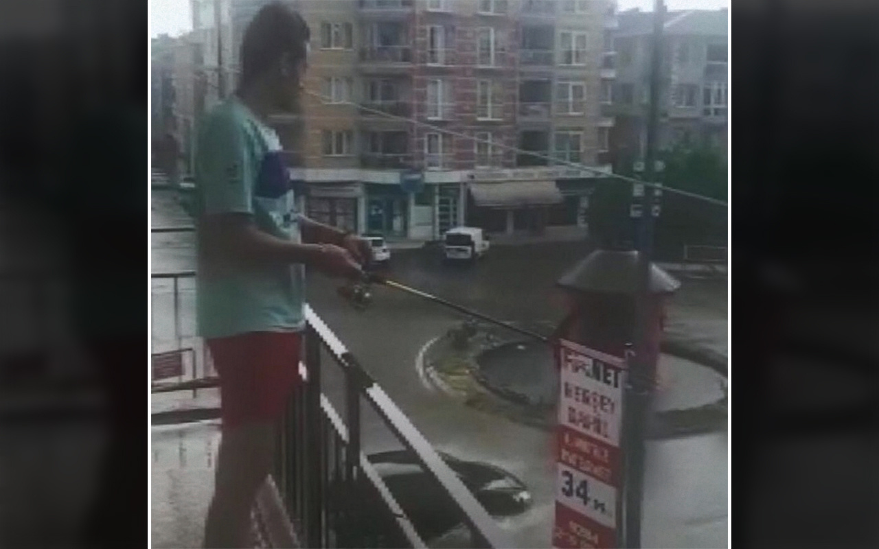Edirne'de bir kişi sağanak yağışta göle dönen sokağa olta attı