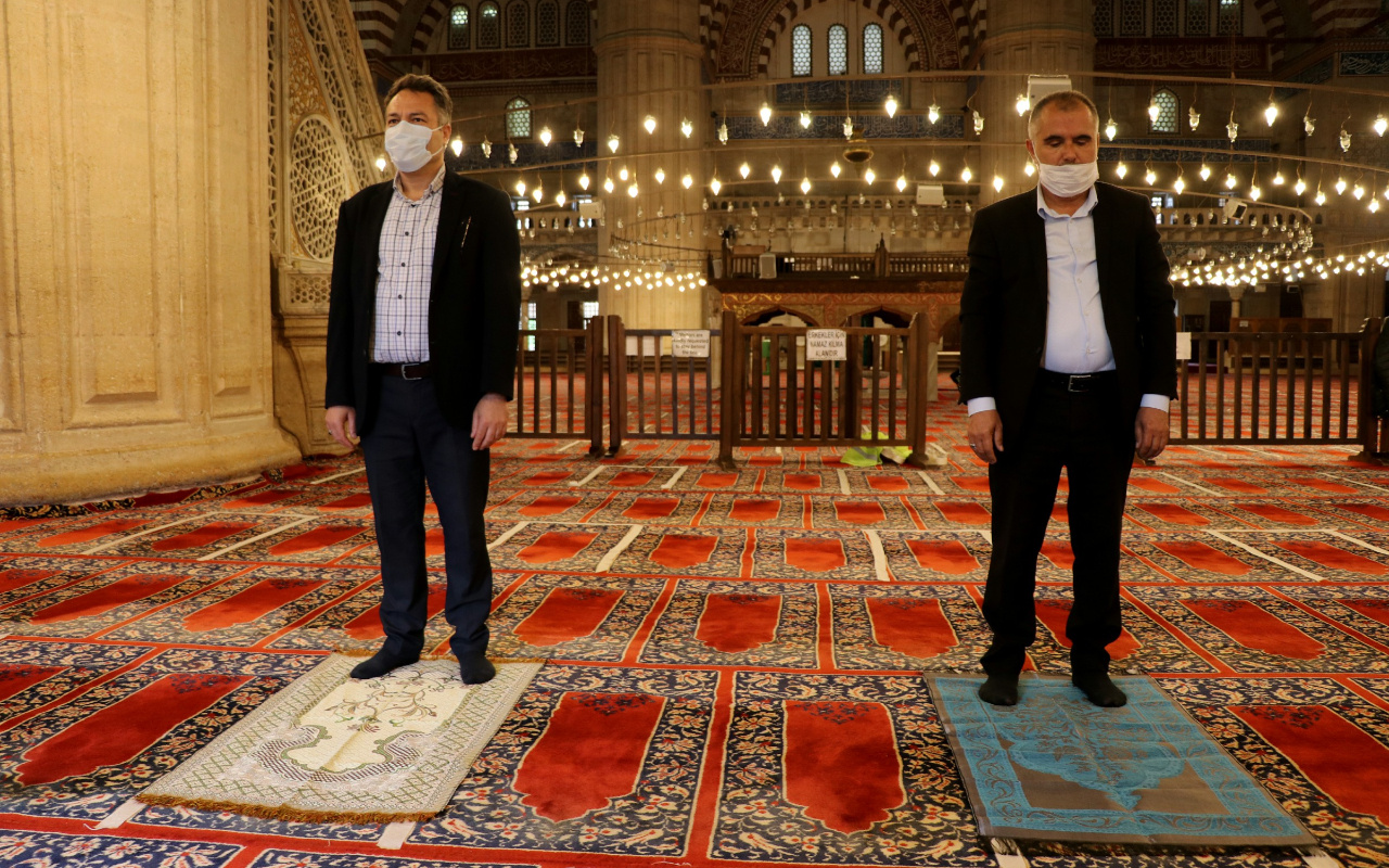 Edirne Selimiye Camisi'nde cemaatin namaz kılabileceği alan bantlarla ayrıldı