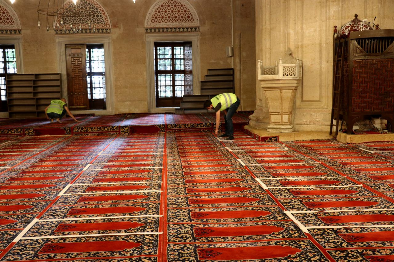 Edirne Selimiye Camisi'nde cemaatin namaz kılabileceği alan bantlarla ayrıldı