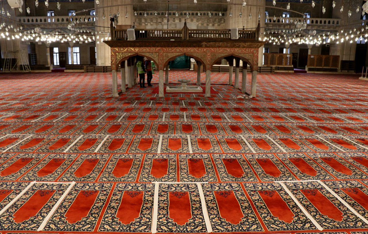 Edirne Selimiye Camisi'nde cemaatin namaz kılabileceği alan bantlarla ayrıldı