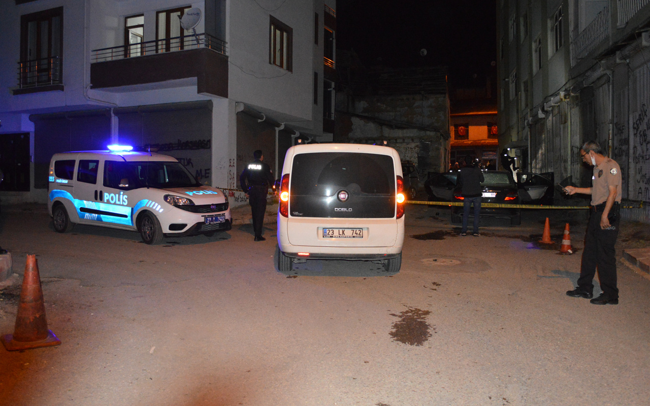 Elazığ'da otomobilde oturan 3 kişiye silahlı saldırı