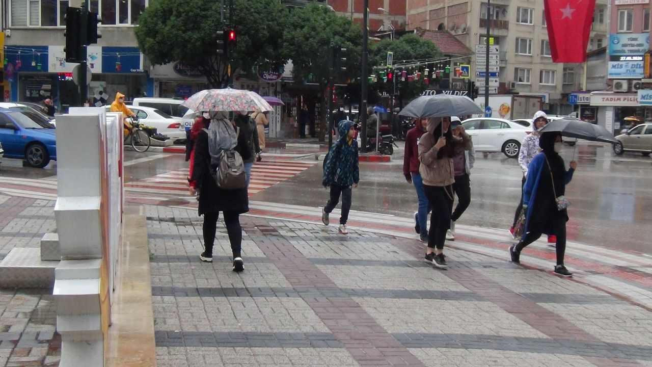 Çocuklar üçüncü kez sokağa çıktı yağmurlu havaya denk geldiler