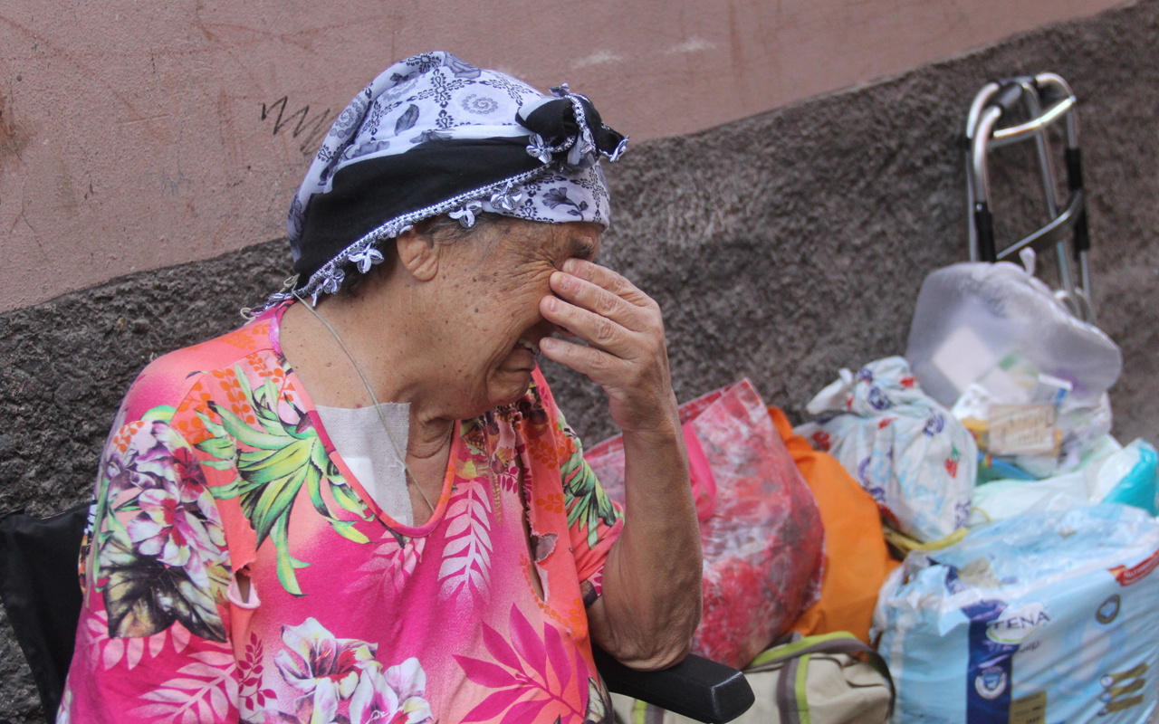 Adana'da 7 çocuğundan kimse sahip çıkmadı insafsız gelinler sokağa attı