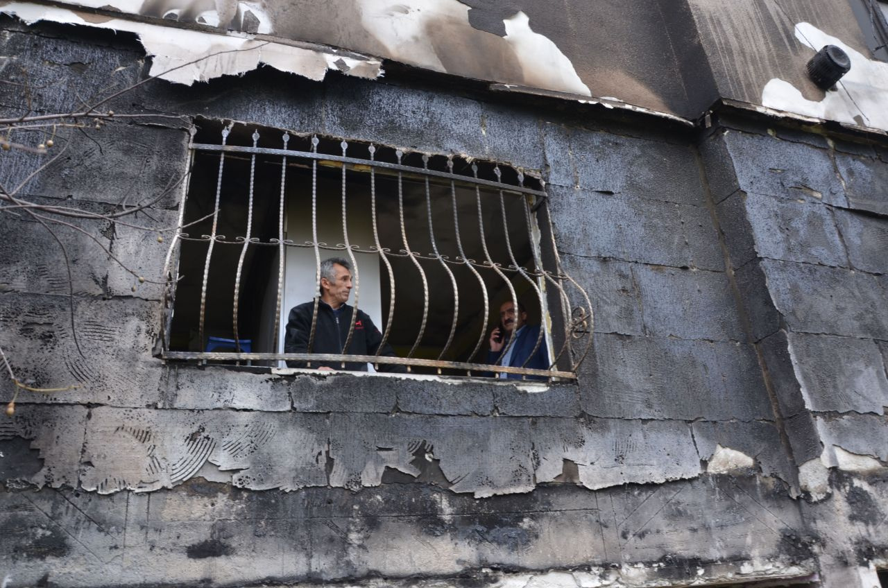 İstanbul'da yangın dehşeti! Bina alev topuna döndü itfaiye güçlükle müdahale etti