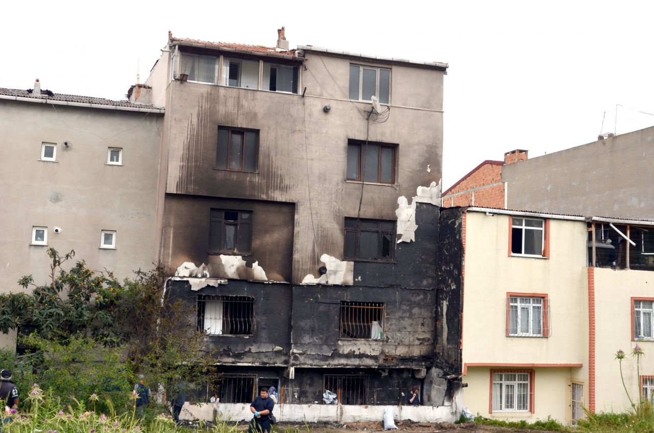 İstanbul'da yangın dehşeti! Bina alev topuna döndü itfaiye güçlükle müdahale etti
