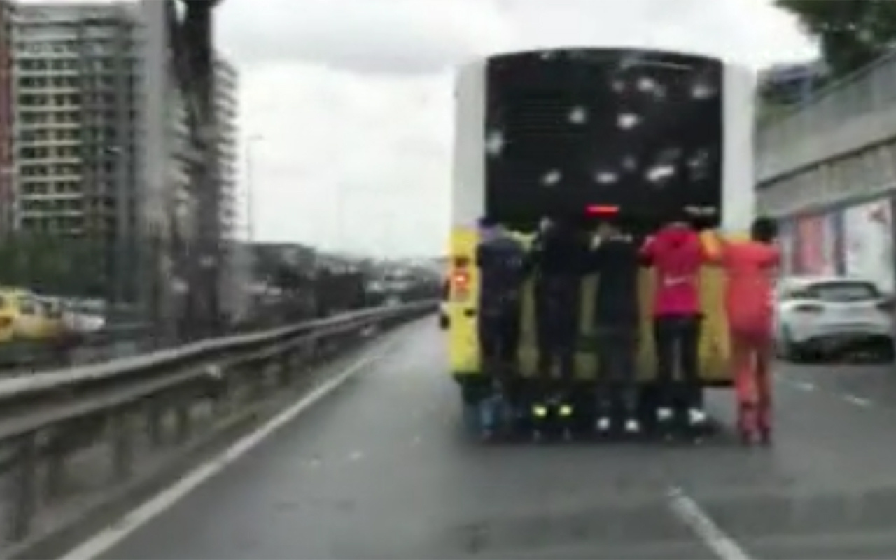 İstanbul'da otobüse takılan patenli gençler tehlikeye aldırmadı