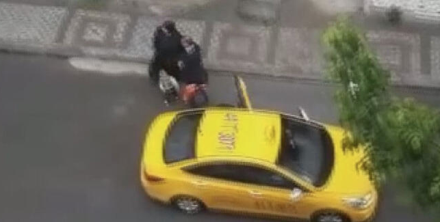 Kocaeli'nde taksicinin aracından attığı kadın sokakta doğurdu