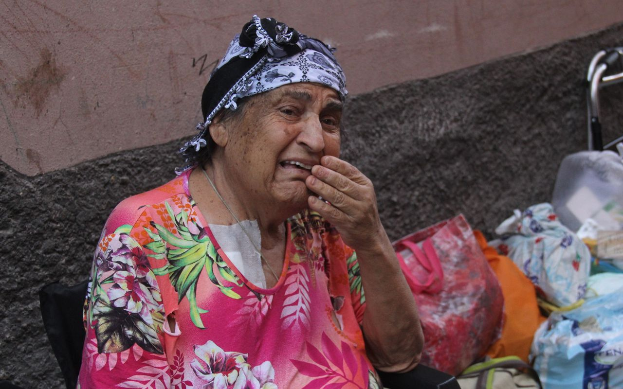Adana'da 7 çocuğundan kimse sahip çıkmadı insafsız gelinler sokağa attı