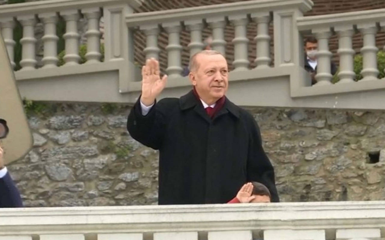 Cumhurbaşkanı Erdoğan, fetih kutlamaları dolayısıyla Boğaz'dan geçen tekneleri selamladı