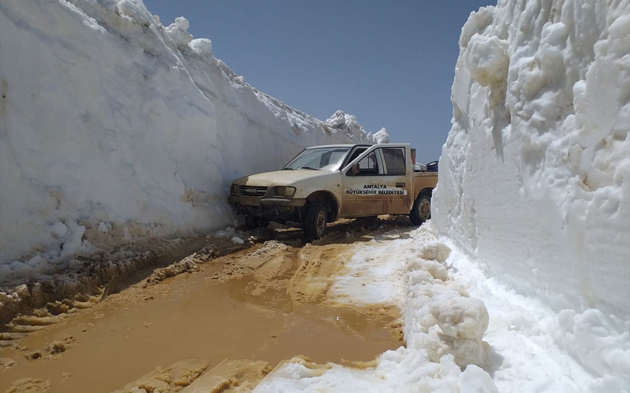 Antalya'da 4 metreyi aşan karla kaplı yolu açmak için ekipler çalışıyor