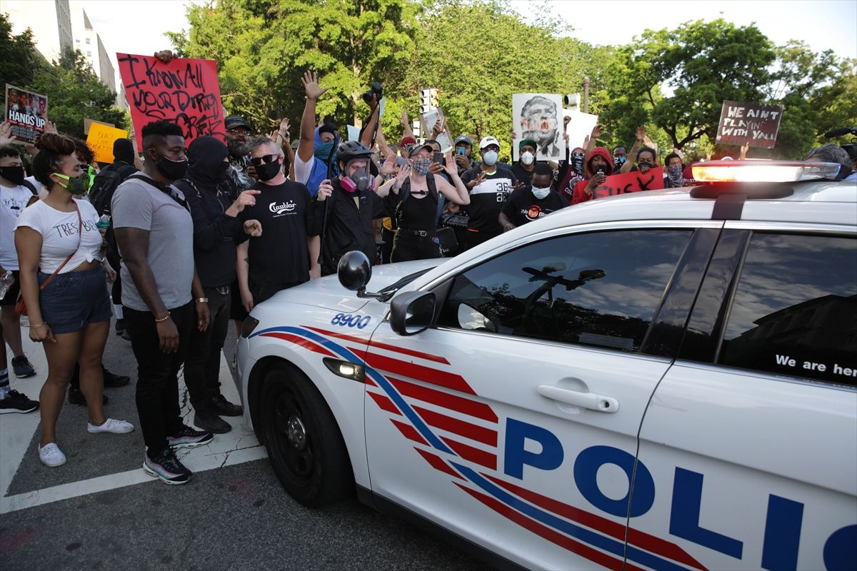 ABD'de Floyd protestoları büyüyor! 16 eyalette 25 şehirde sokağa çıkma yasağı geldi