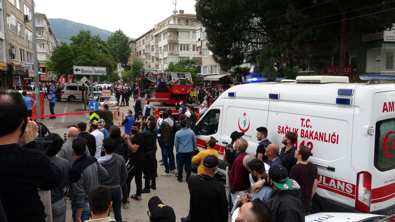 Bursa'da intihar girişimini sosyal mesafe kuralını da yok sayarak izlediler