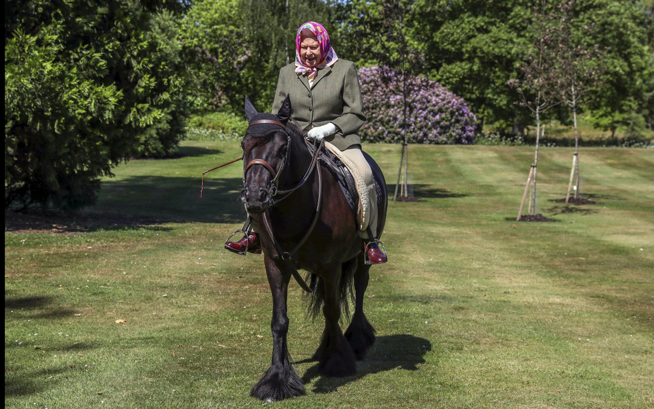 Kraliçe Elizabeth 72 gün sonra ilk kez ortaya çıktı!