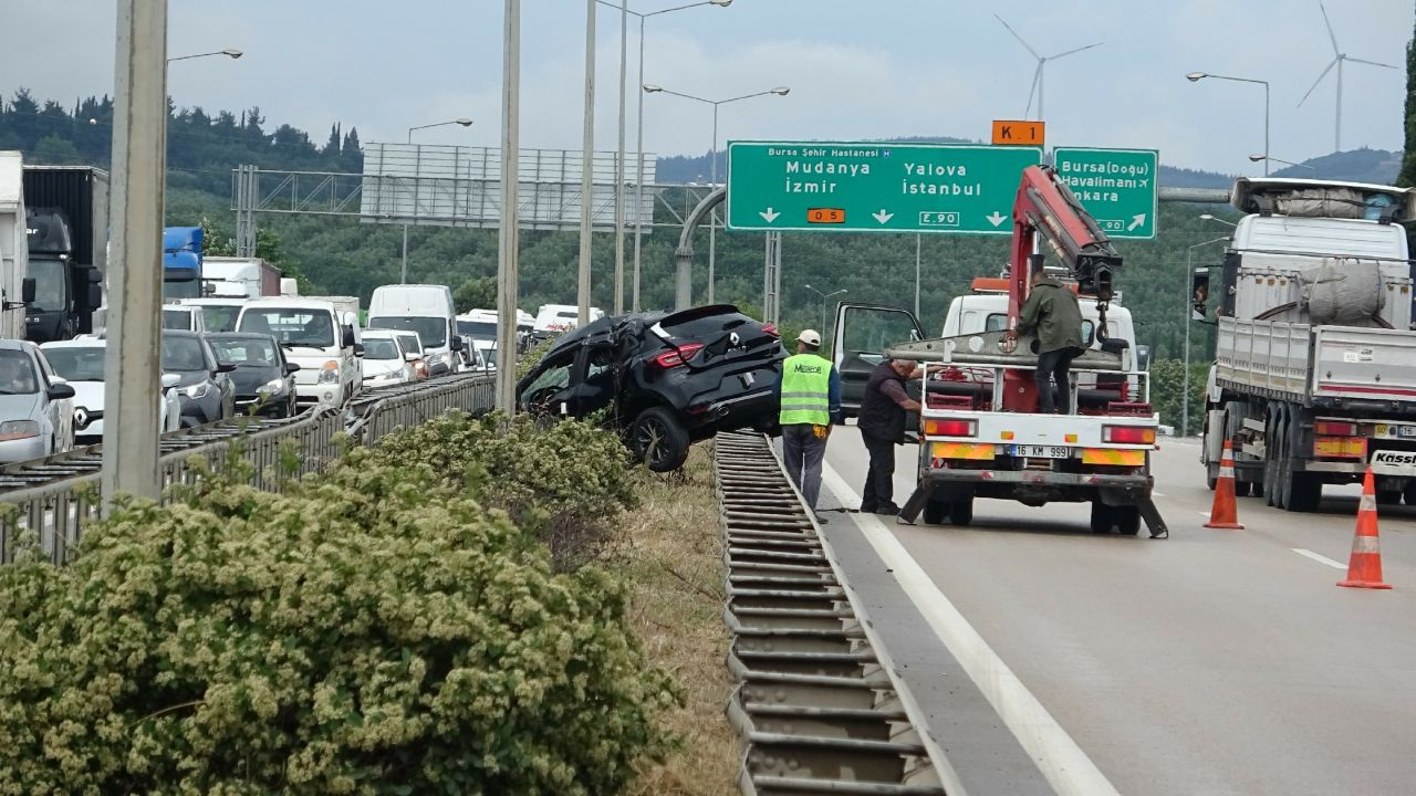 Bursa'da sıfır otomobiller etrafa saçıldı