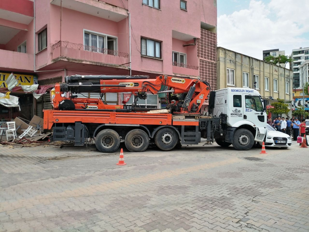 Osmaniye'de freni boşalan iş makinesi dehşet saçtı