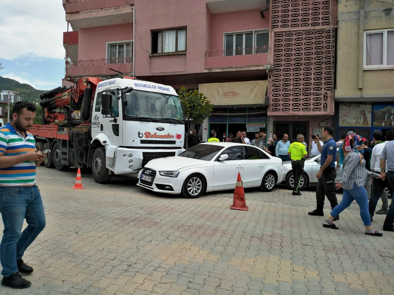 Osmaniye'de freni boşalan iş makinesi dehşet saçtı