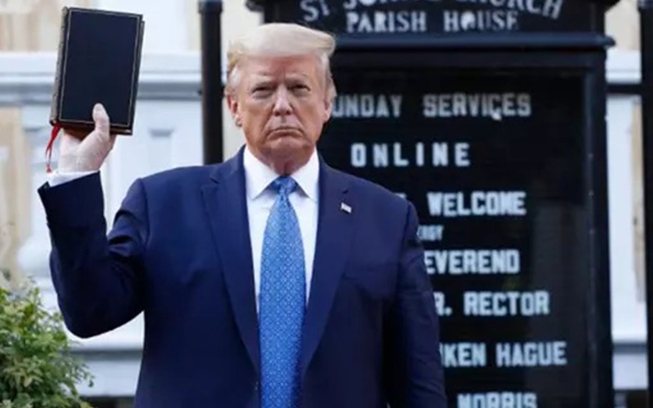 Donald Trump’tan flaş hamle: Önce biber gazı sıktırdı İncil ile sonra poz verdi