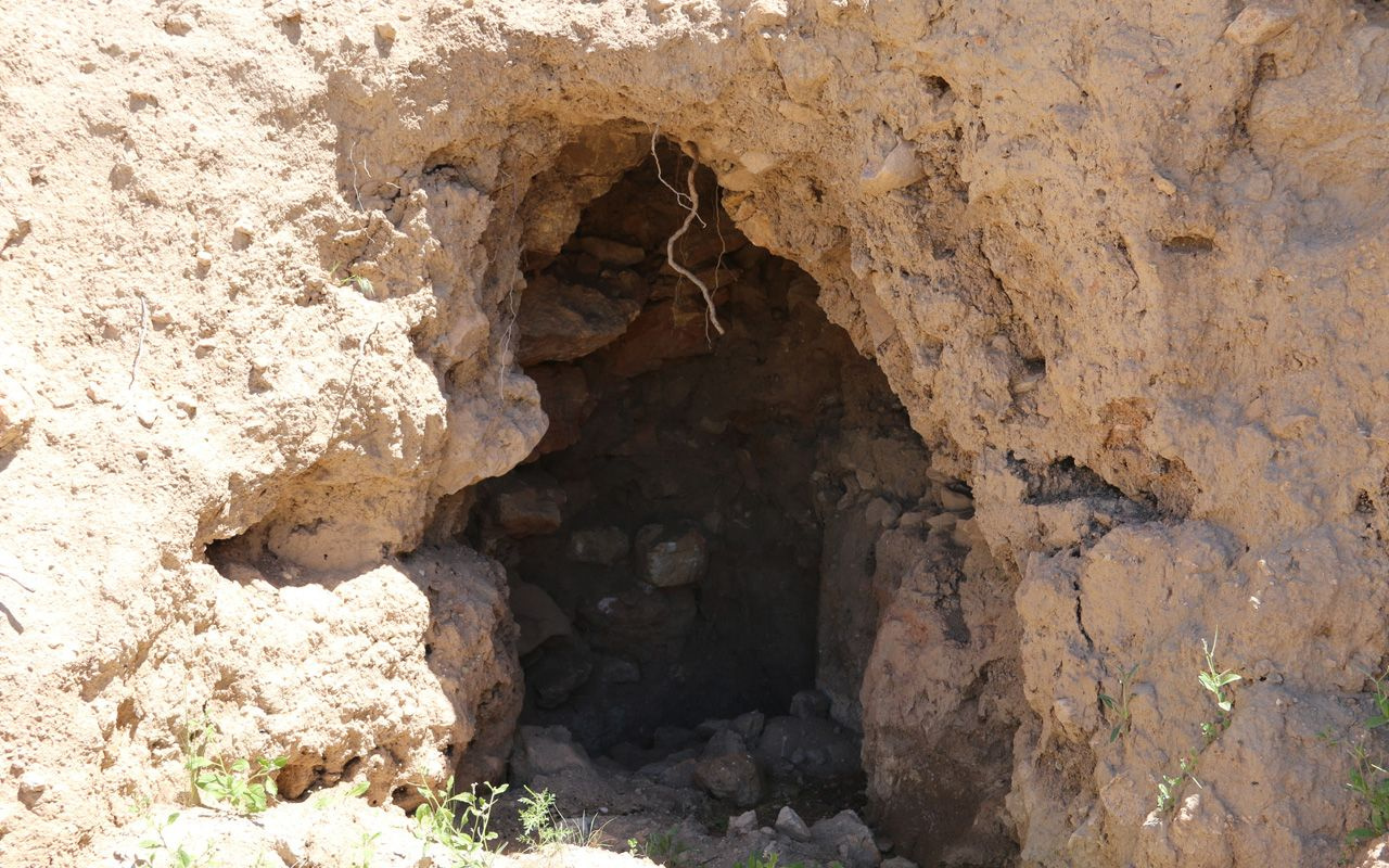 Elazığ'da Urartulardan kalma Hıdırbaba Höyüğü definecilerin zararına uğradı